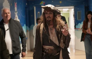 Johnny Depp sorprende vestido de Jack Sparrow en hospital de San Sebastián